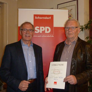 Lothar Nimmer wird für 40 Jahre Mitgliedschaft geehrt